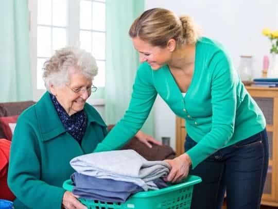 Eine Alltagsfee hilft einer Seniorin im Haushalt in Hagen.