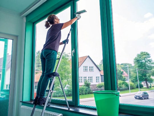 Eine Alltagsfee übernimmt das Fensterputzen in Neuss.