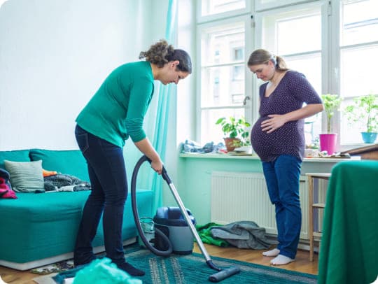 Die Alltagsfeen helfen einem jungen Paar in ihrer Bonner Wohnung.