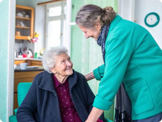 Alltagsfee hilft Seniorin in Dortmund beim Kochen