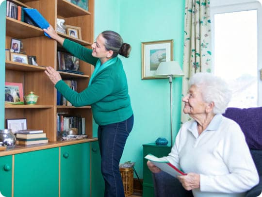 Eine Alltagsfee hilft einer Seniorin im Haushalt in Köln.
