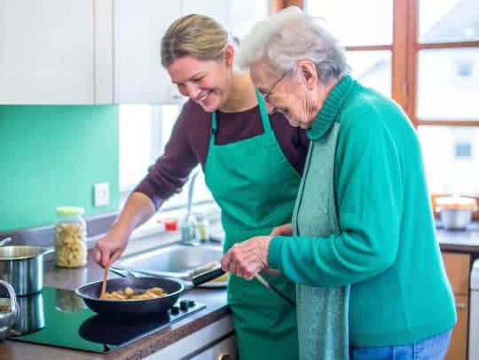 Eine freundliche Alltagsfee hilft einer Seniorin in Ahaus.