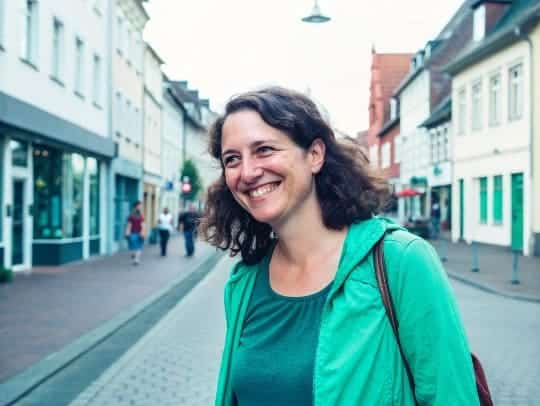 Eine Alltagsfee lächelt freundlich in Grevenbroich.