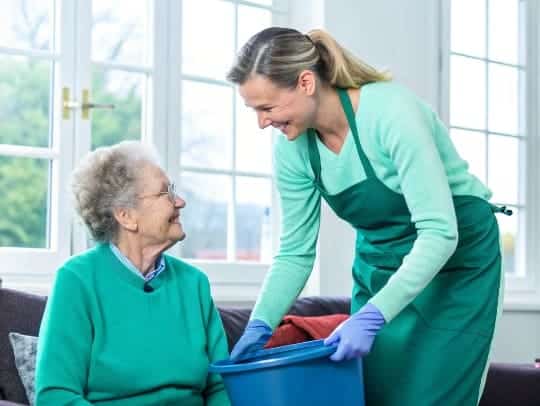 Eine Alltagsfee hilft einer Seniorin im Haushalt in Gütersloh.