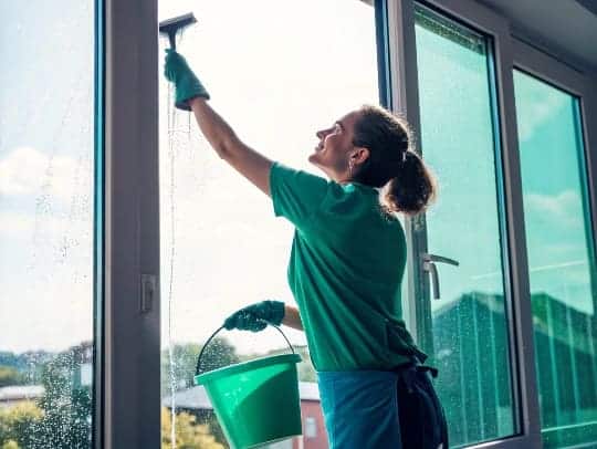 Engagierte Haushaltshilfe beim Reinigen eines Fensters in Witten.