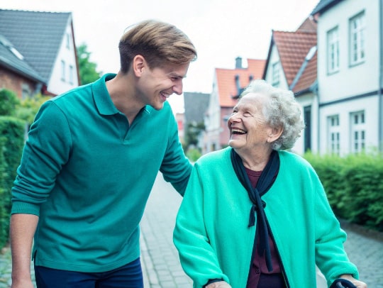 Eine Alltagsfee und eine Seniorin lachen gemeinsam in Bocholt.