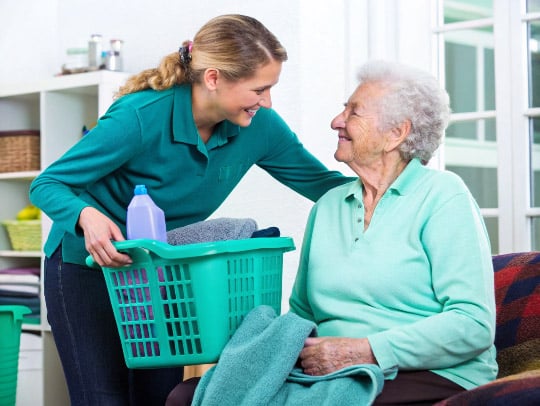 Eine Alltagsfee hilft einer Seniorin im Haushalt in Hennef.