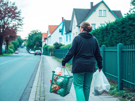 Alltagsfee hilft beim Einkaufen in Monheim am Rhein.