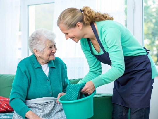 Eine Alltagsfee hilft einer Seniorin im Haushalt in Emsdetten.