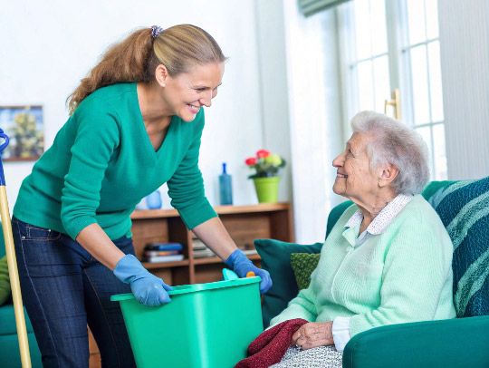 Eine Alltagsfee hilft einer Seniorin im Haushalt in Löhne.