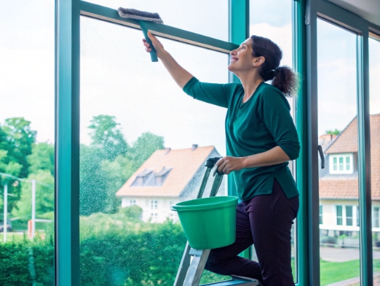 Freundliche Alltagsfee beim Fensterputzen in Stadtlohn