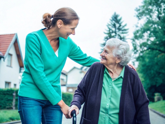 Alltagsfee und Seniorin beim gemeinsamen Spaziergang in Hilchenbach