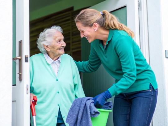 Freundliche Haushaltshilfe der Alltagsfeen unterstützt Seniorin in Hille