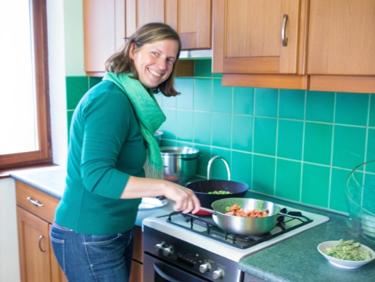 Eine hilfsbereite Alltagsfee hilft beim Kochen in einer Küche in Kreuzau.