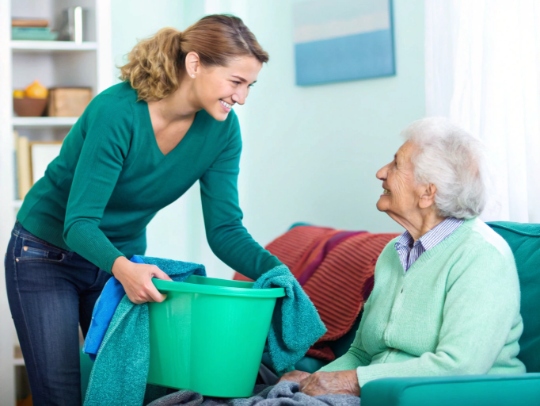 Eine freundliche Alltagsfee hilft einer Seniorin im Haushalt in Vlotho.