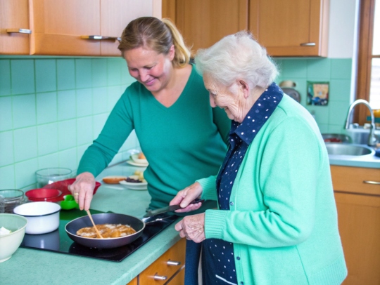 Alltagsfee hilft Seniorin in der Küche in Hörstel beim Kochen