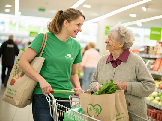 Alltagsfee hilft Seniorin in Hamm beim Einkaufen
